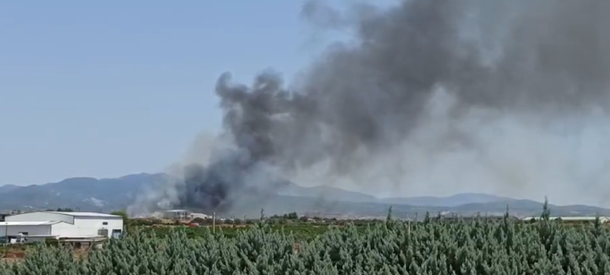 Έκρηξη σε εργοστάσιο στα Εξαμίλια Κορινθίας – Ισχυρές δυνάμεις της Πυροσβεστικής στο σημείο